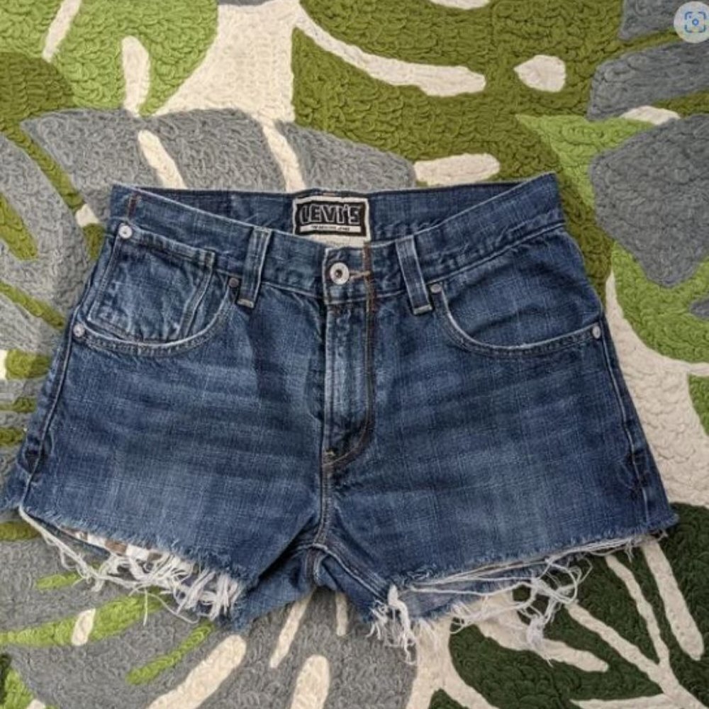 LEVI’S Distressed Denim Cutoffs M Jean Shorts‎